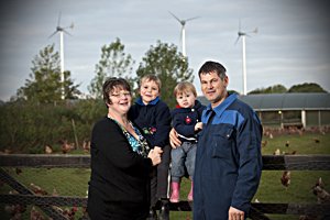 Mediante el uso de la energía eólica y solar.