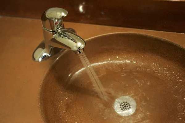 El agua también puede transmitir patógenos. Suministros contaminados, sin tapar los tanques de cabecera y sistemas deficientes de entrega son todos los problemas potenciales