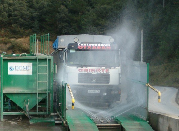Deben ser limpiados y las ruedas pulverizadas con un desinfectante o pasar a través de un baño desinfectante de ruedas llamado rodoluvio
