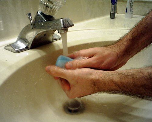 Lavarse-las-manos-con-jabon-o-alcohol-en-gel-puede-prevenir-h1n1-Razas-Porcinas